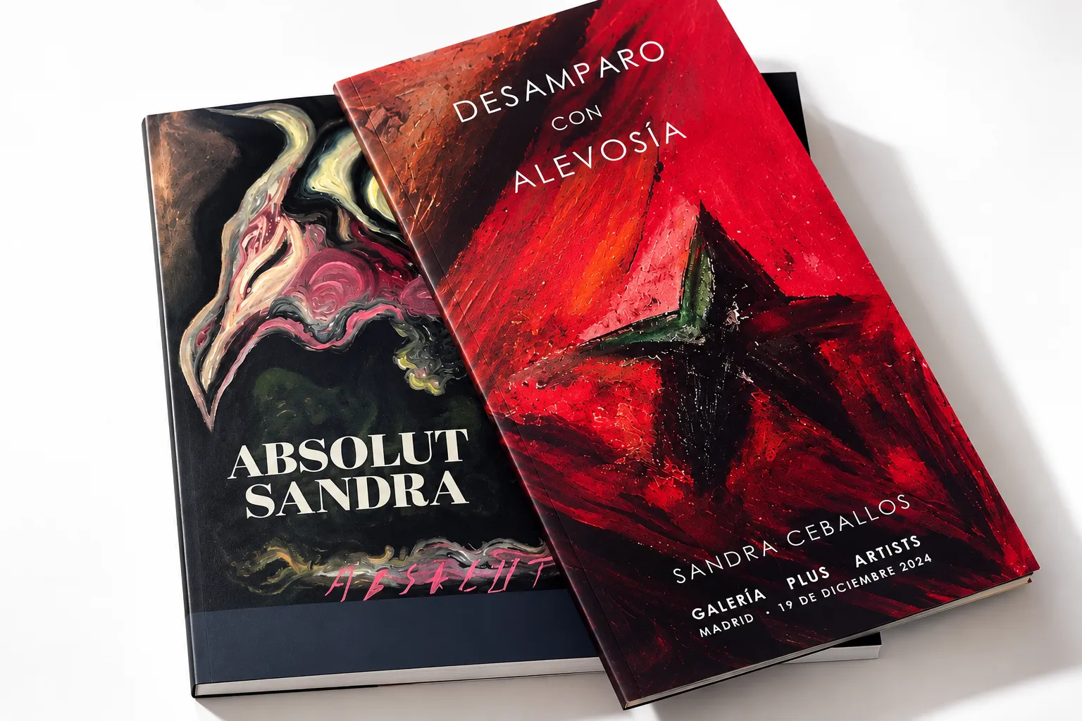 Portadas de los catálogos Absolut Sandra y Desamparo con alevosía.