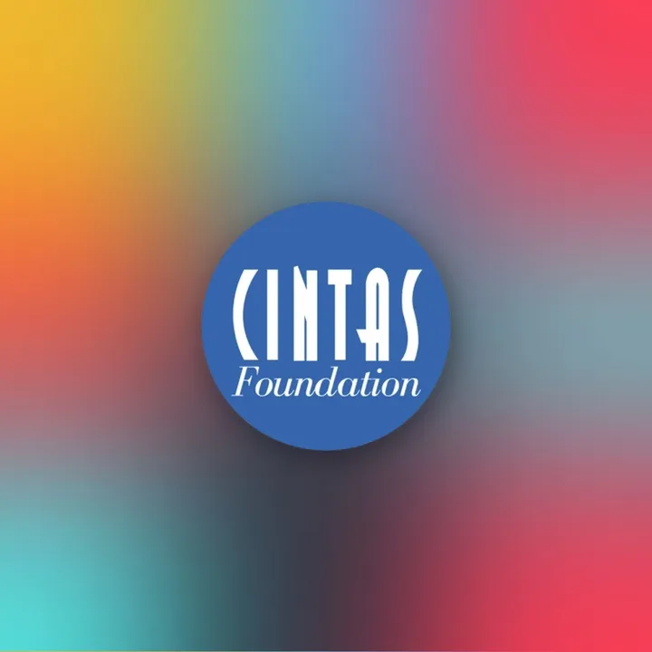 Logotipo de la Fundación CINTAS sobre un fondo de colores.