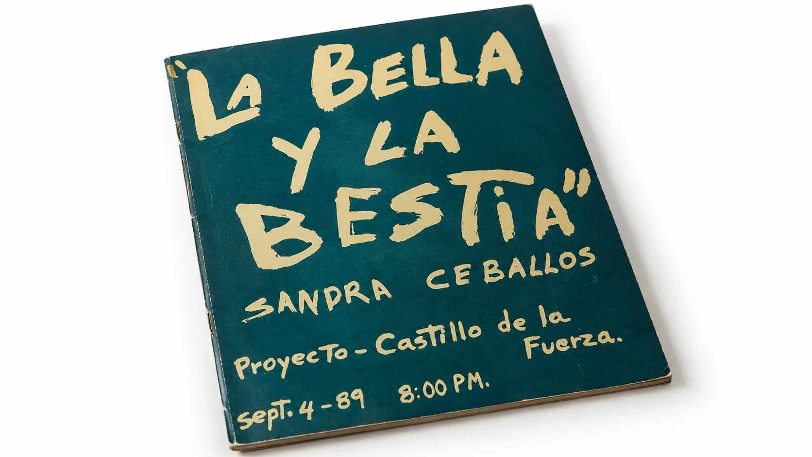 Portada verde con letras pintadas a mano: La Bella y la Bestia, Sandra Ceballos, Proyecto Castillo de la Fuerza, 4 de septiembre de 1989.
