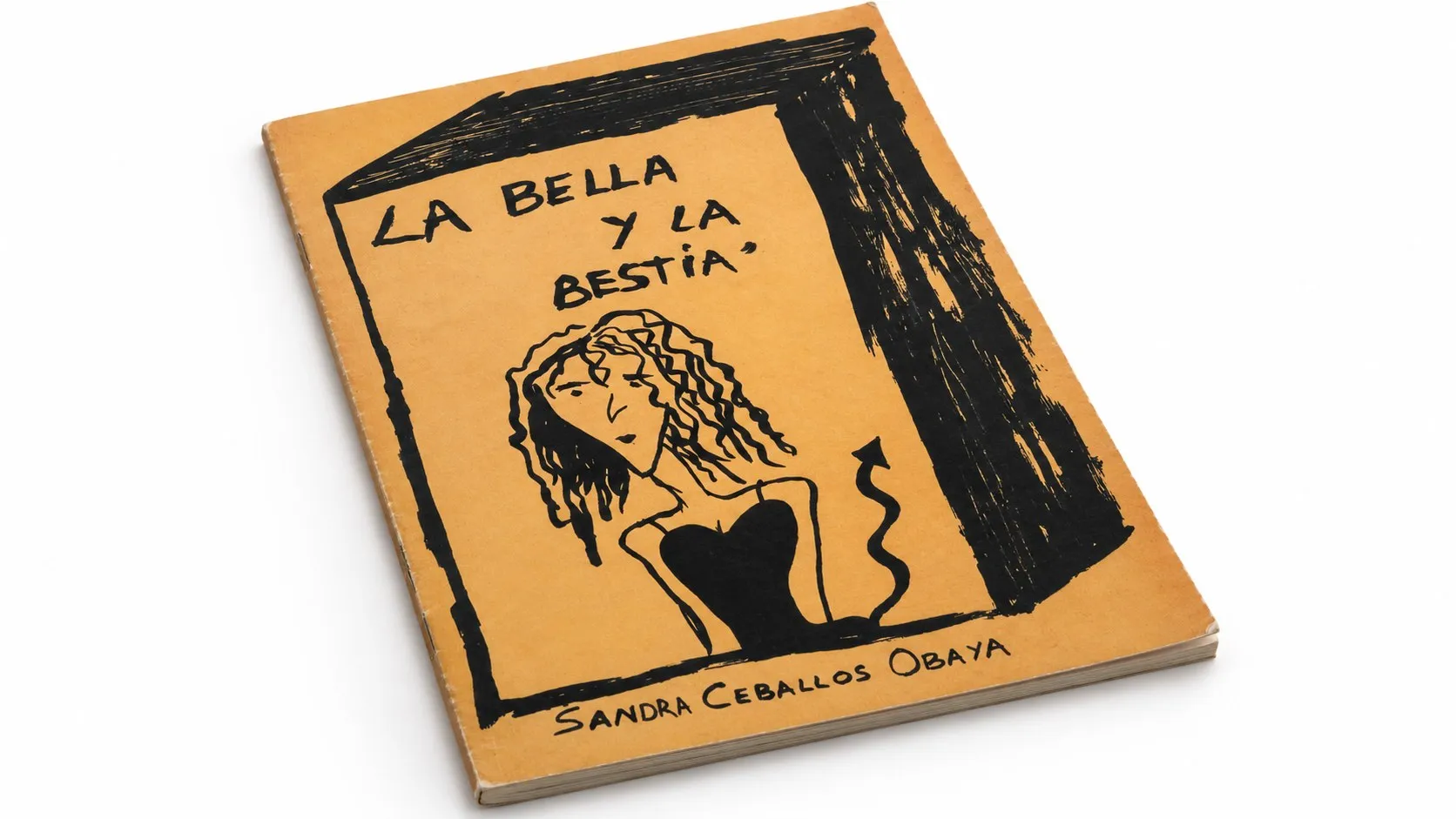 Portada naranja de La Bella y la Bestia, con un dibujo en tinta negra de una mujer de pelo rizado y una cola de diablo.