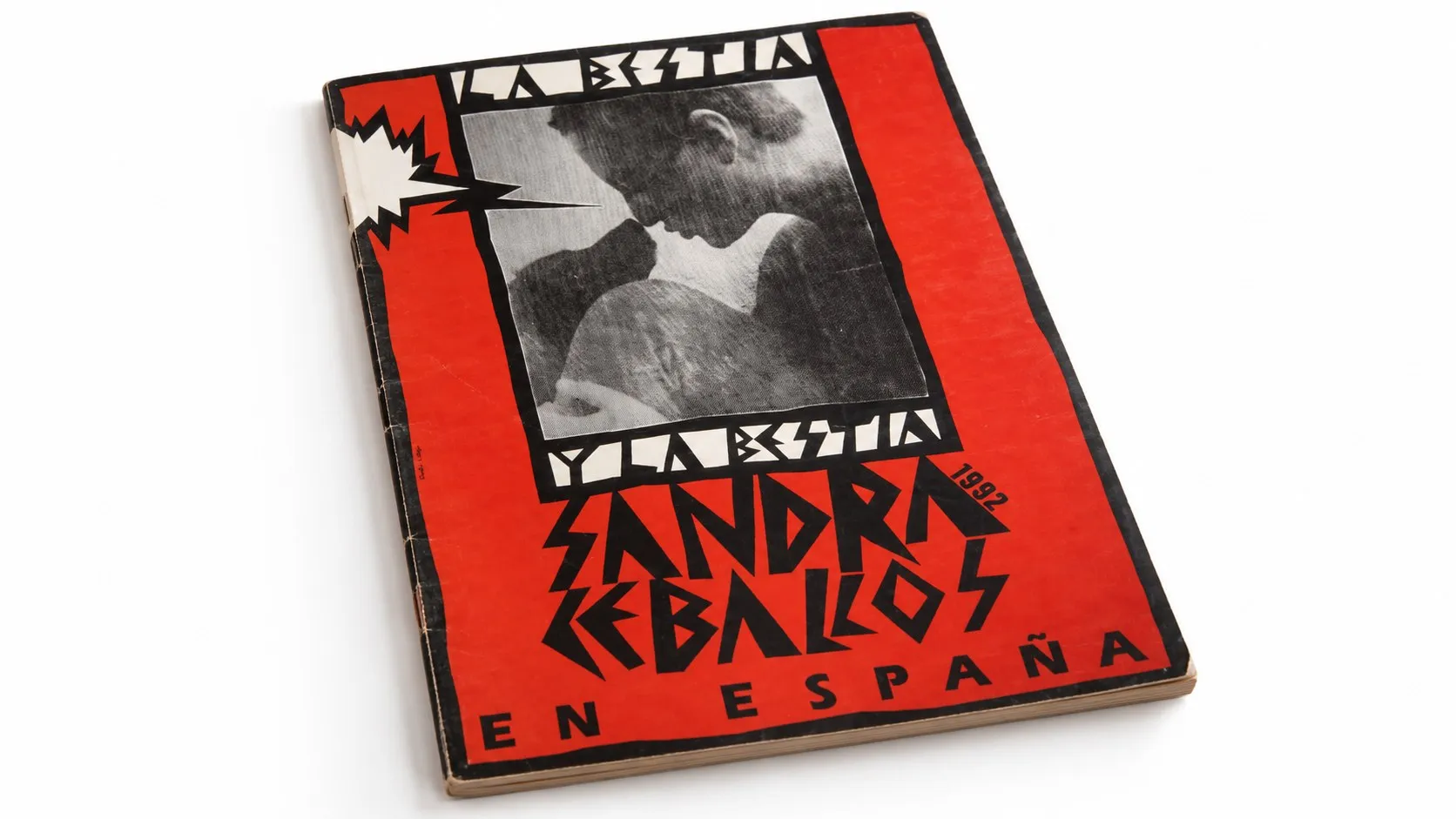 Portada roja del catálogo La Bestia y la Bestia, Sandra Ceballos en España, 1992, con una fotografía en blanco y negro.